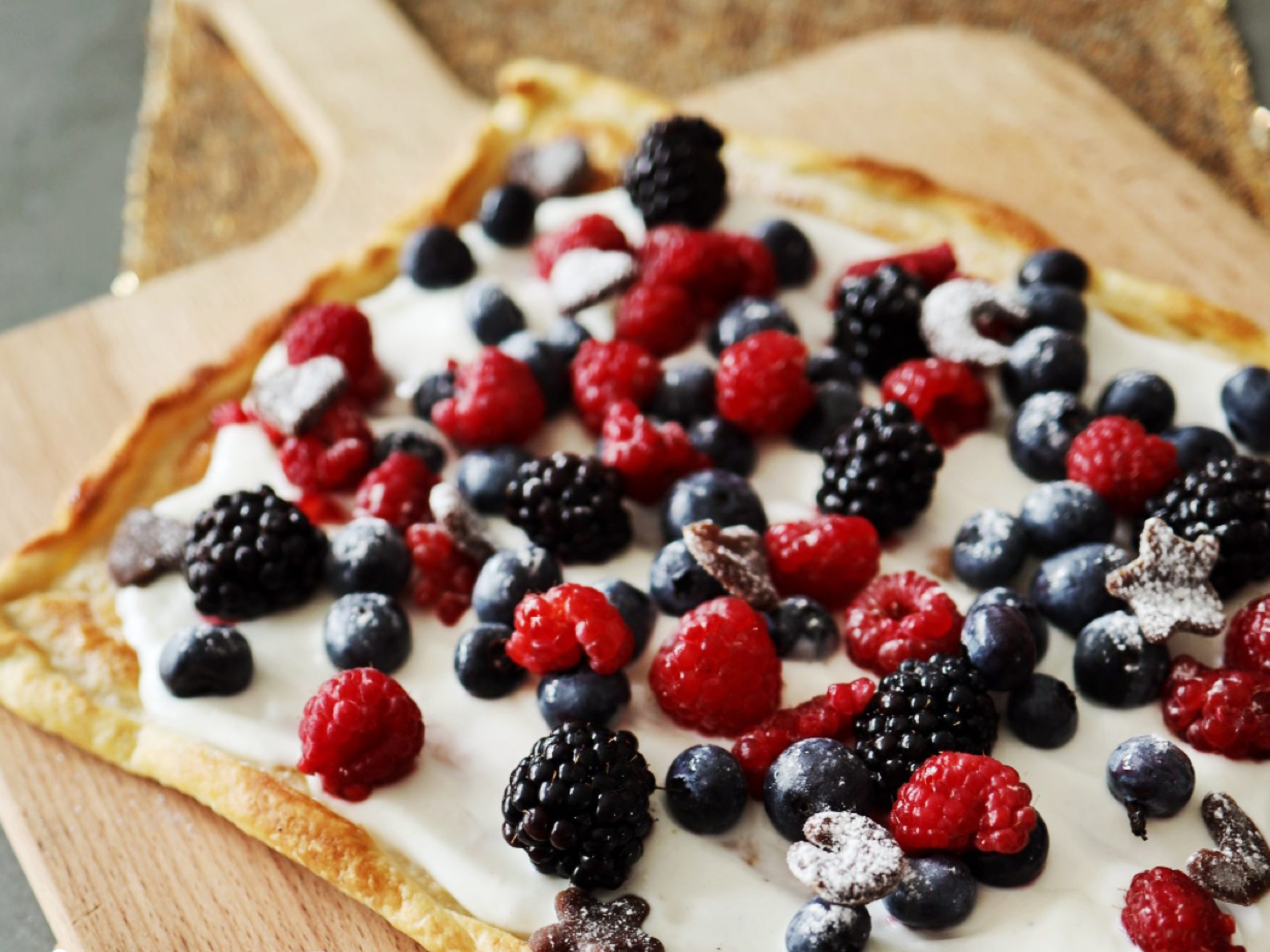 feestelijke plaattaart met rood fruit