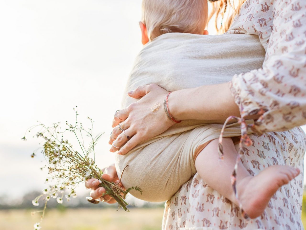 Voordelen van baby dragen in draagdoek