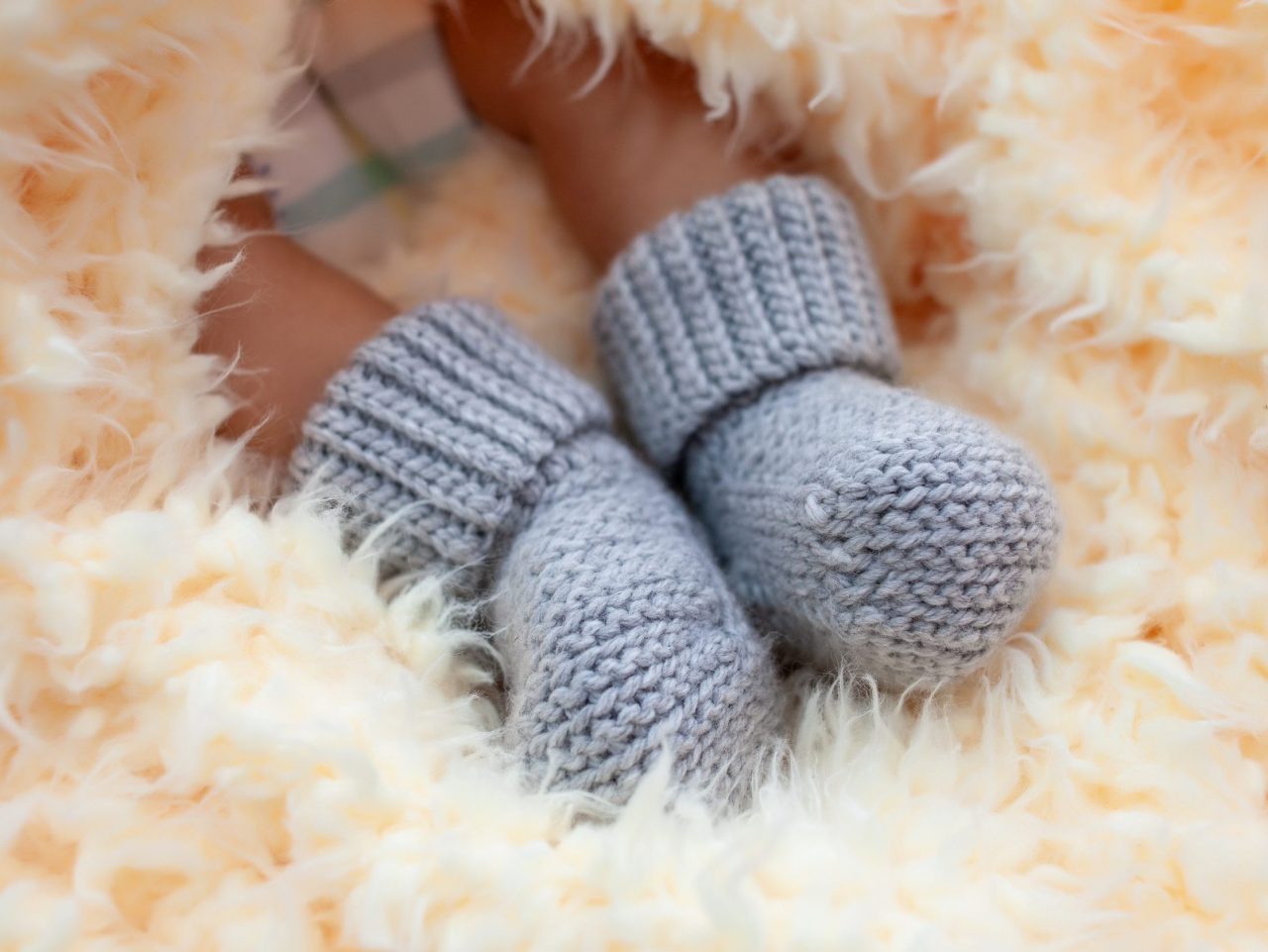 babyvoetjes warm houden met slofjes